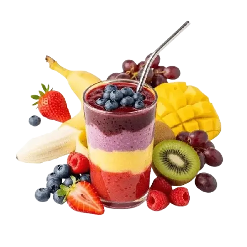 Copo de smoothie gourmet trifásico decorado com mirtilos, cercado por frutas frescas como morango, kiwi, manga, banana, framboesa e uvas, ilustrando o mercado de smoothies lucrativos.