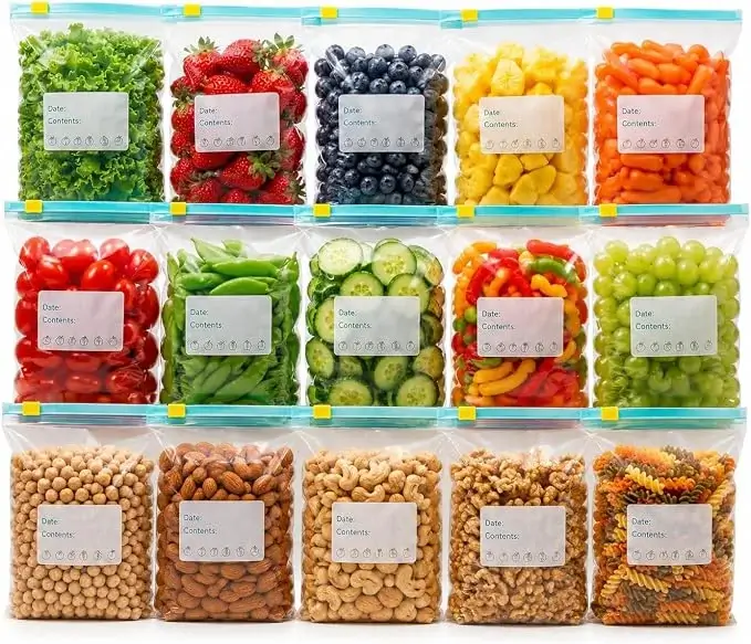 Vários sacos herméticos de silicone reutilizáveis transparentes e organizados, cheios de frutas, vegetais e grãos coloridos prontos para congelamento.
