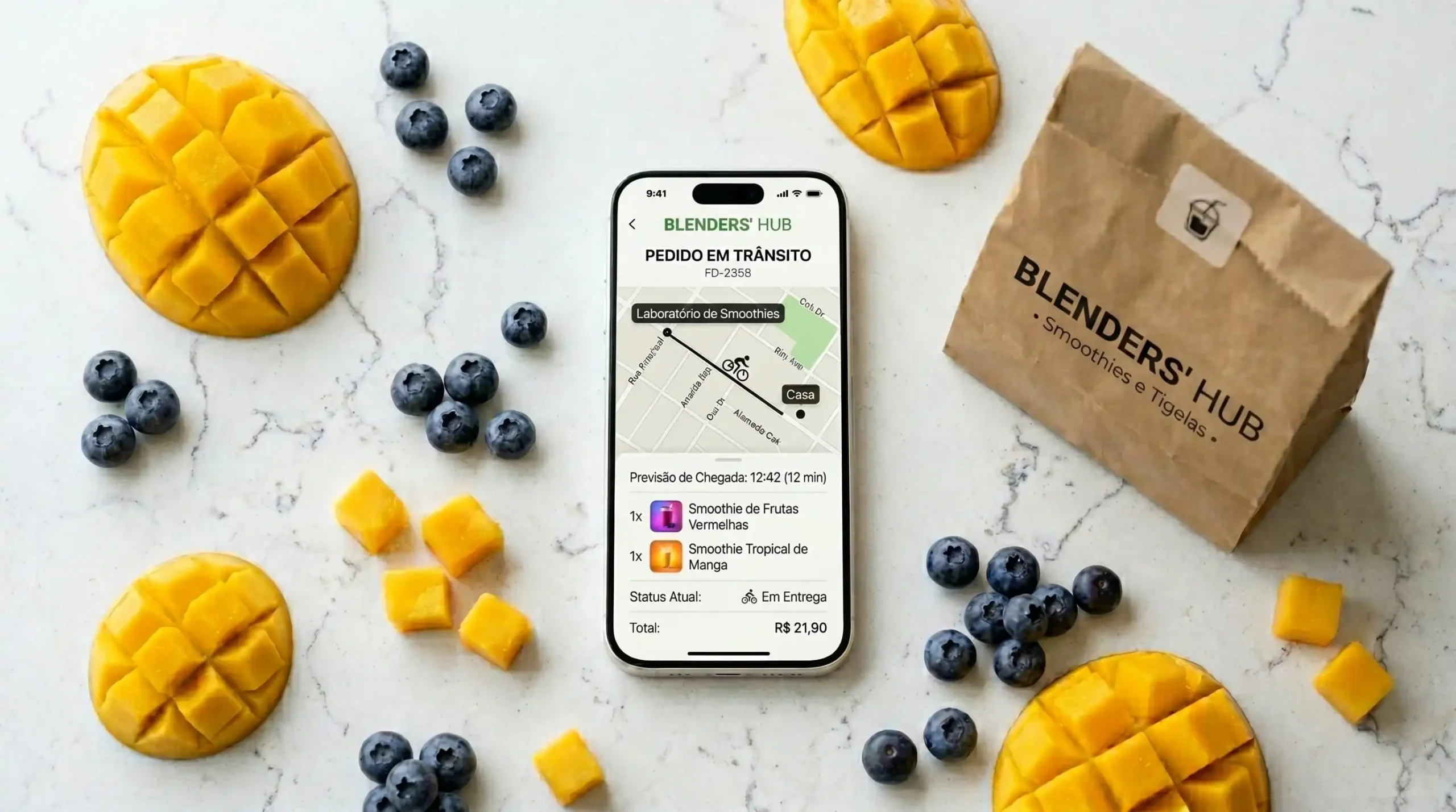 Smartphone exibindo app de delivery ao lado de ingredientes frescos e sacola biodegradável, representando estratégias de marketing para smoothies.